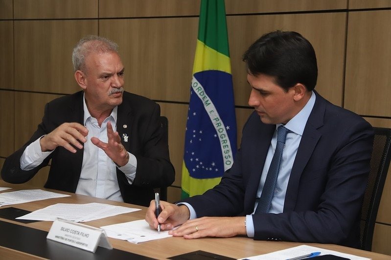 Ministros entregam primeira etapa do aeroporto de Dourados e novas moradias